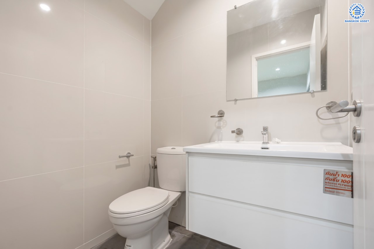 บ้านมือสองตกแต่งใหม่ ม.พาทิโอ แจ้งวัฒนะ-เมืองทอง ใจกลางเมืองทองธานี พร้อมสิ่งอำนวยความสะดวกครบครัน ใกล้ทะเลสาบเมืองทอง หลังใหญ่ 3 ชั้น บนเนื้อที่ 22 ตร.ว. ฟังก์ชัน พร้อม 3 ห้องนอน 3 ห้องน้ำ บนทำเลเชื่อมต่อ ถ.ติวานนท์, ถ.แจ้งวัฒนะ ใกล้ทางด่วน "เมืองทอง"...